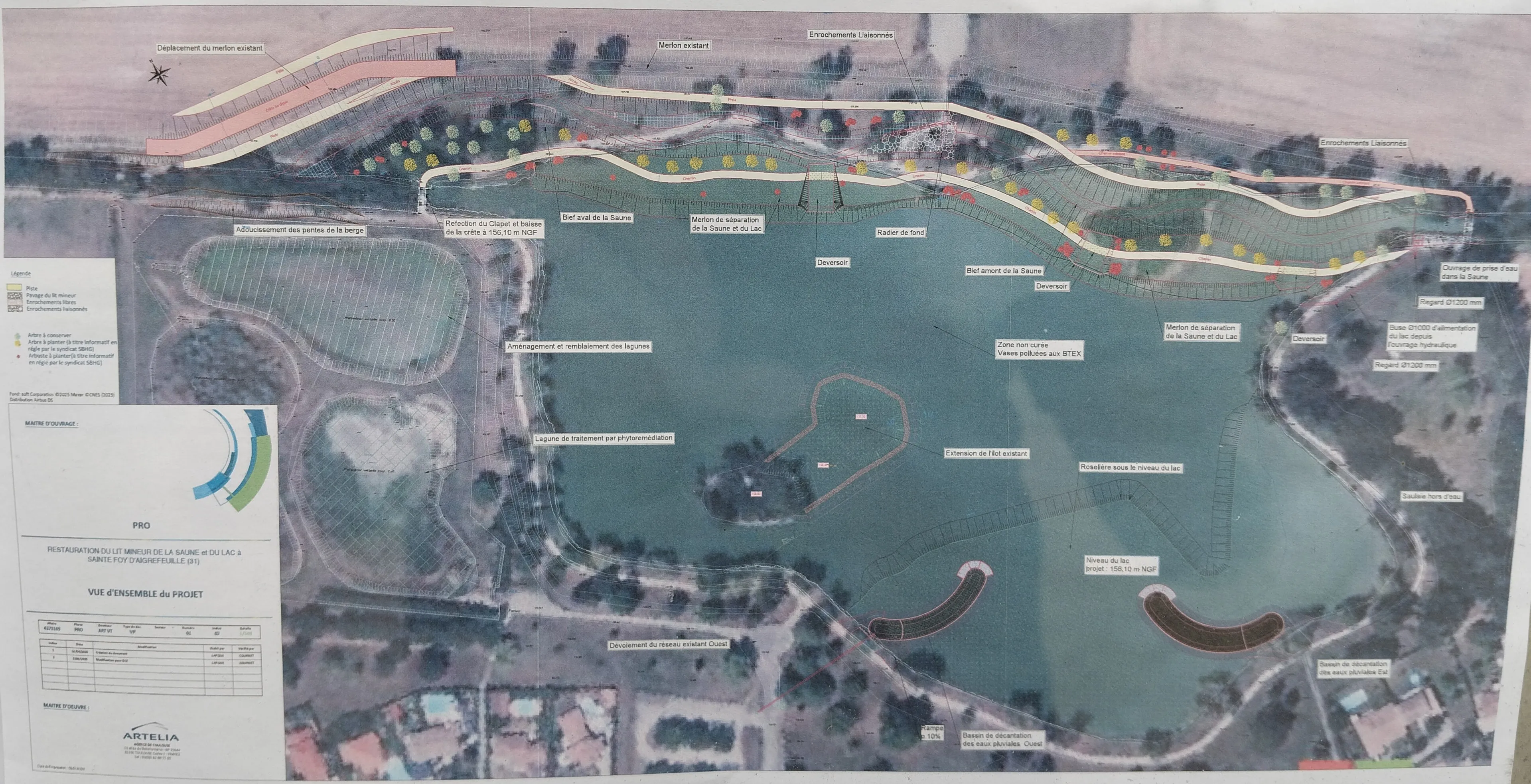 Vue aérienne du lac avec le tracé des travaux : nouveau lit de la Saune en haut, déversoirs, île agrandie, roselière, lagunes à gauche et bassins de décantation en bas.
